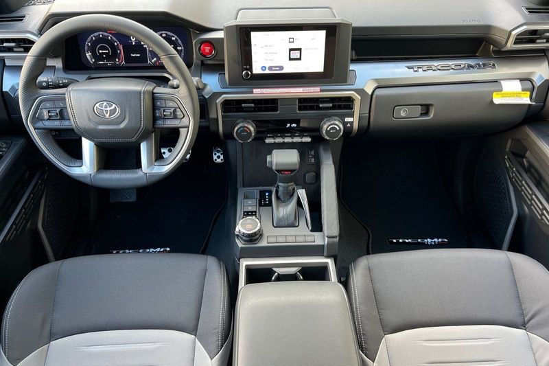 Toyota Tacoma 4WD Vehicle Full-screen Gallery Image 12