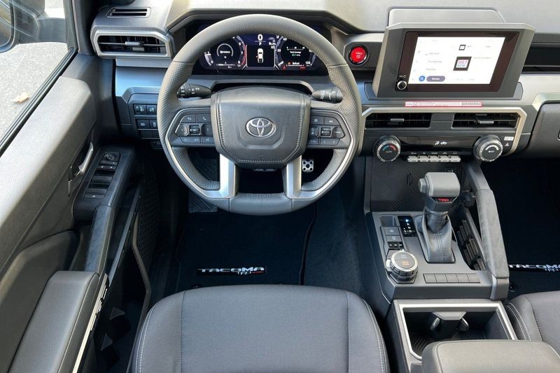 Toyota Tacoma 4WD Vehicle Full-screen Gallery Image 13