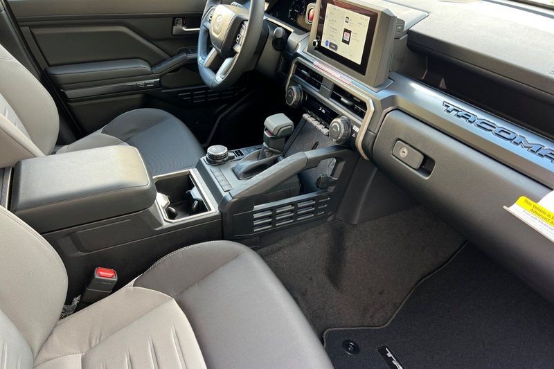 Toyota Tacoma 4WD Vehicle Full-screen Gallery Image 14