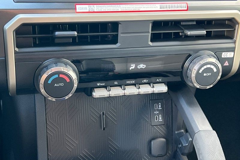 Toyota Tacoma 4WD Vehicle Full-screen Gallery Image 18