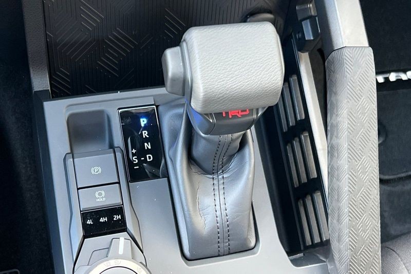 Toyota Tacoma 4WD Vehicle Full-screen Gallery Image 19
