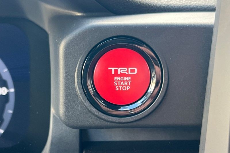 Toyota Tacoma 4WD Vehicle Full-screen Gallery Image 20