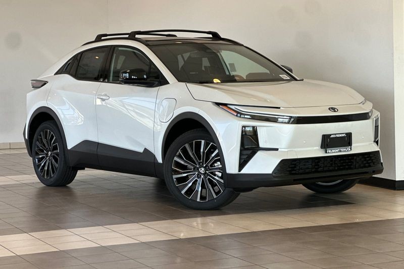 Toyota C-HR Vehicle Full-screen Gallery Image 02