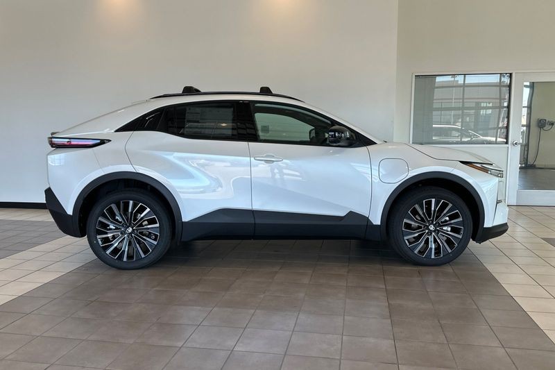 Toyota C-HR Vehicle Full-screen Gallery Image 03