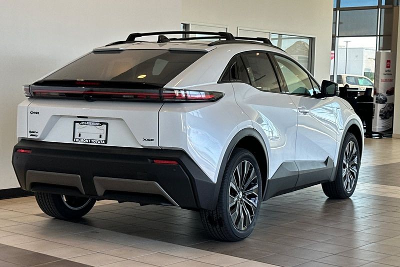 Toyota C-HR Vehicle Full-screen Gallery Image 04
