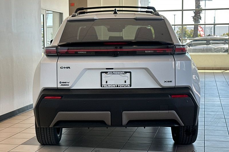 Toyota C-HR Vehicle Full-screen Gallery Image 05