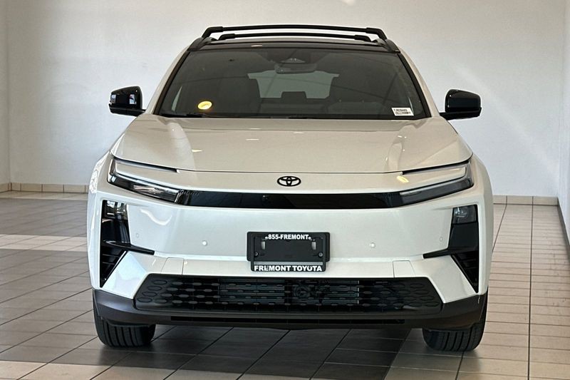 Toyota C-HR Vehicle Full-screen Gallery Image 06