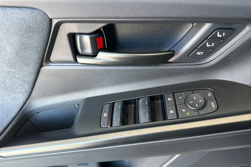 Toyota C-HR Vehicle Full-screen Gallery Image 08