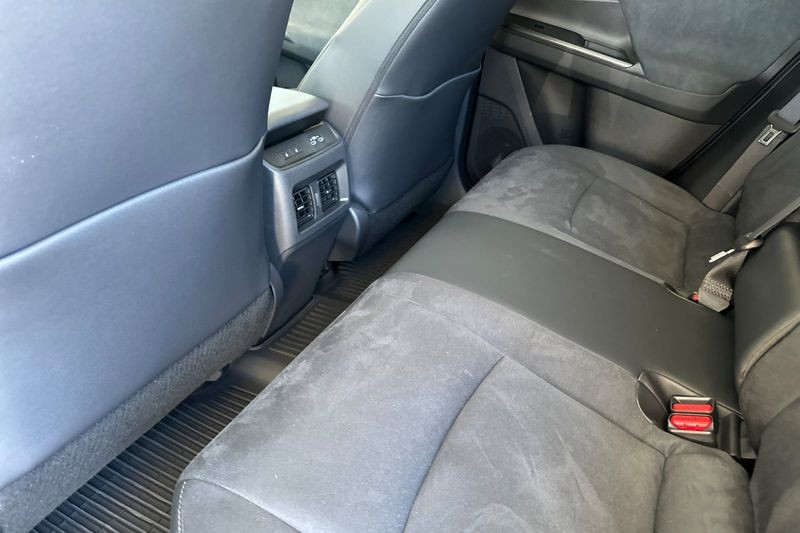 Toyota C-HR Vehicle Full-screen Gallery Image 09