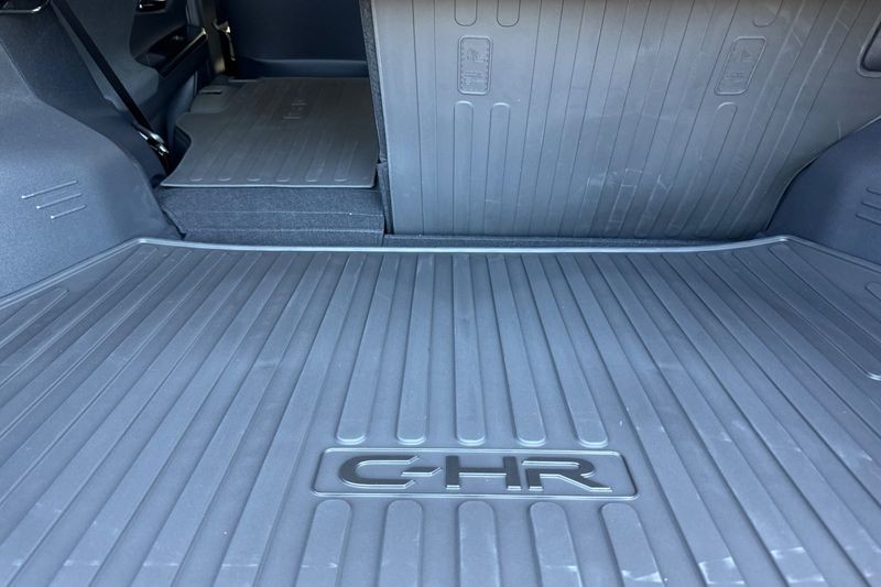 Toyota C-HR Vehicle Full-screen Gallery Image 12