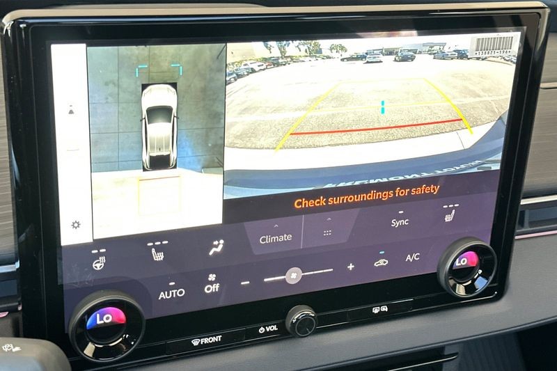 Toyota C-HR Vehicle Full-screen Gallery Image 15