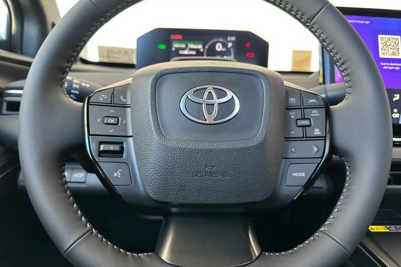 Toyota C-HR Vehicle Full-screen Gallery Image 19