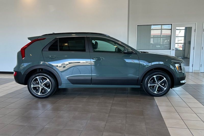 Kia Niro Vehicle Full-screen Gallery Image 03