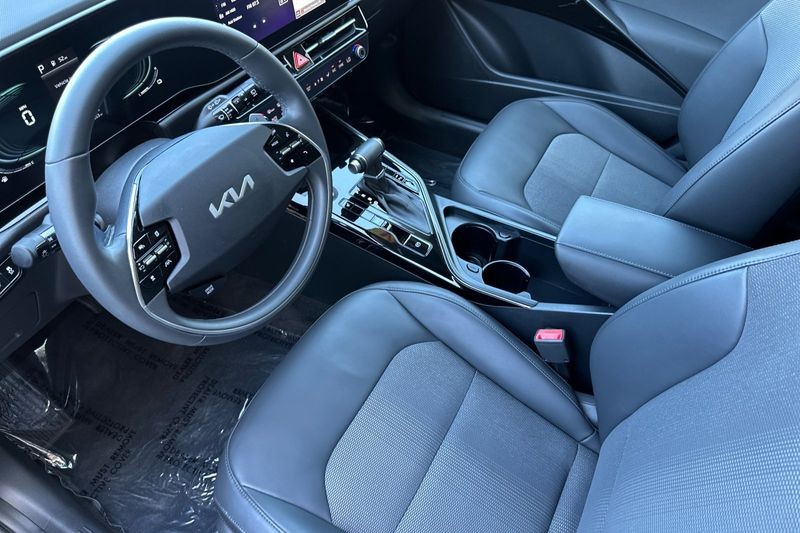 Kia Niro Vehicle Full-screen Gallery Image 10