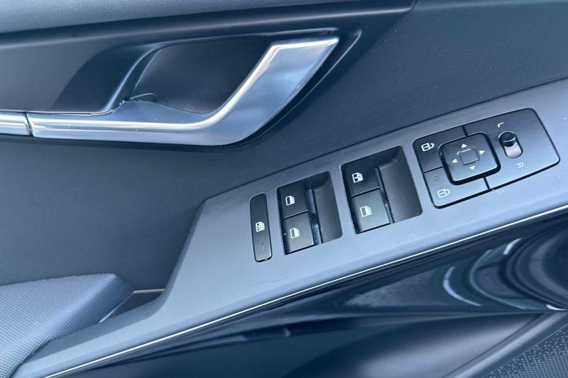 Kia Niro Vehicle Full-screen Gallery Image 11