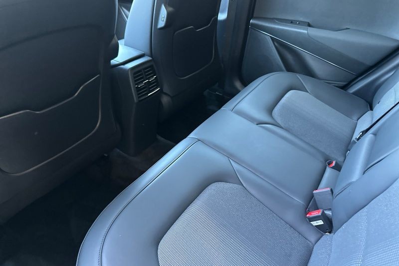 Kia Niro Vehicle Full-screen Gallery Image 12