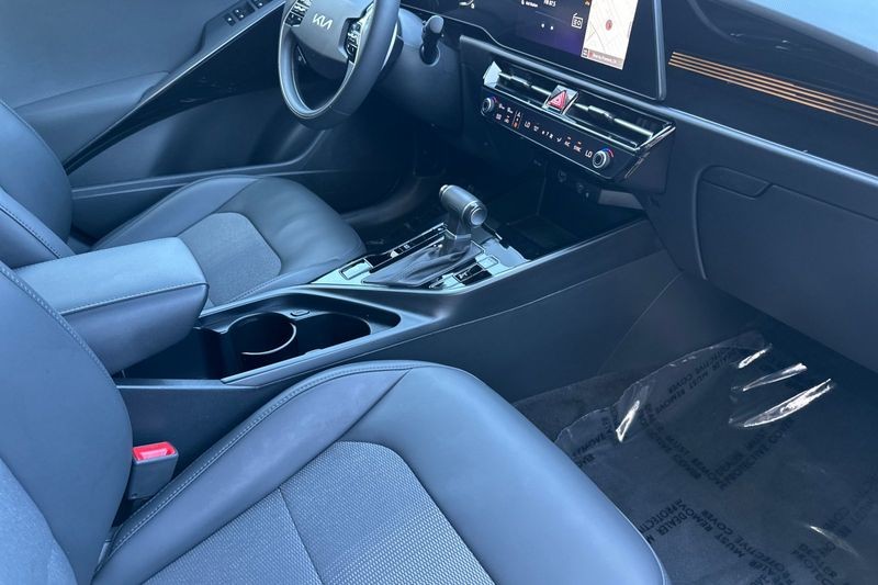 Kia Niro Vehicle Full-screen Gallery Image 16