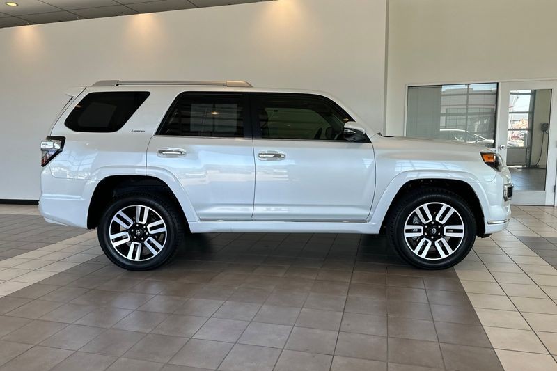 Toyota 4Runner Vehicle Full-screen Gallery Image 03