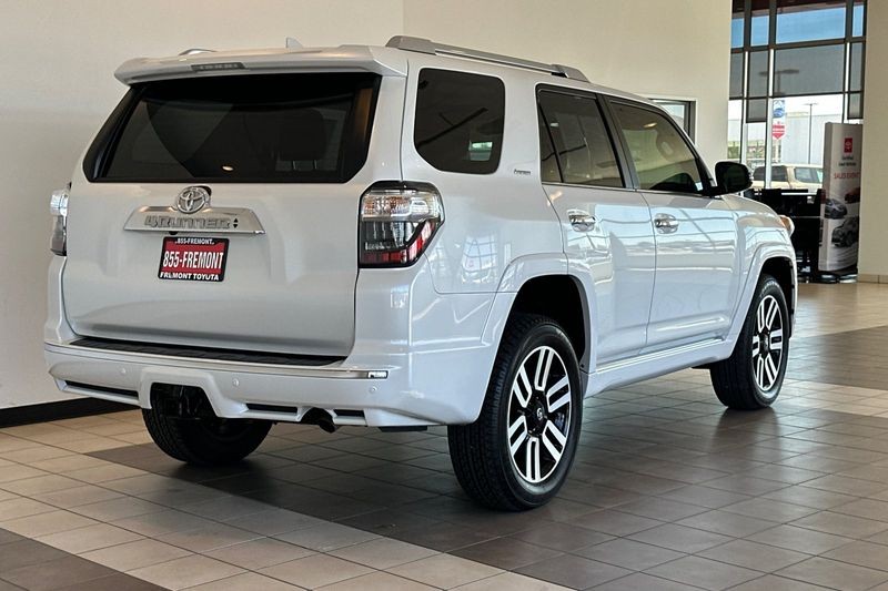 Toyota 4Runner Vehicle Full-screen Gallery Image 04