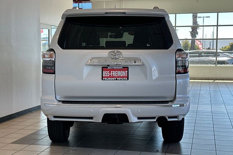 Toyota 4Runner Vehicle Full-screen Gallery Image 05
