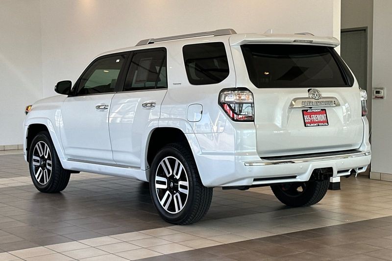 Toyota 4Runner Vehicle Full-screen Gallery Image 06