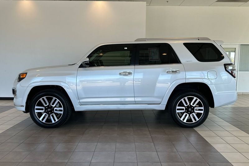Toyota 4Runner Vehicle Full-screen Gallery Image 07