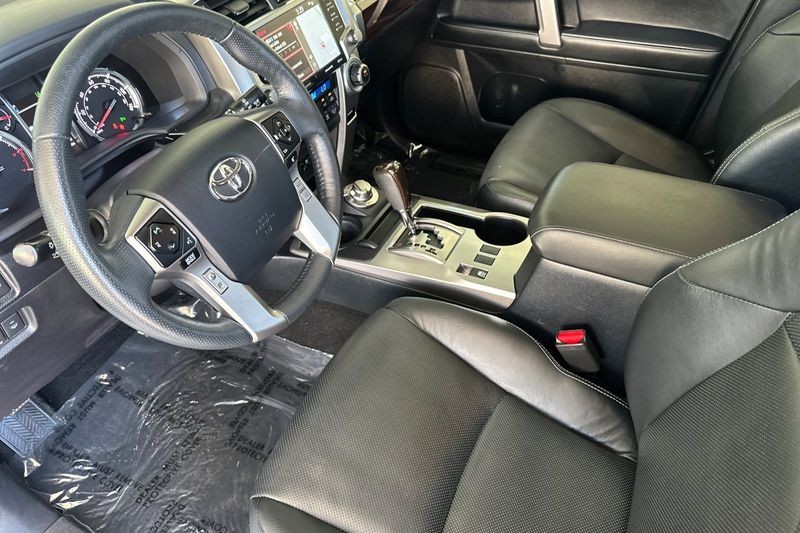 Toyota 4Runner Vehicle Full-screen Gallery Image 10