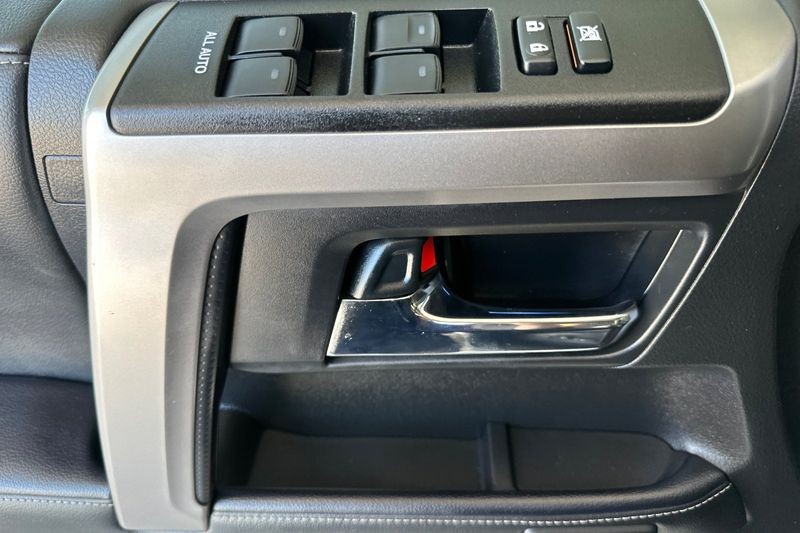 Toyota 4Runner Vehicle Full-screen Gallery Image 11