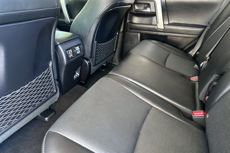 Toyota 4Runner Vehicle Full-screen Gallery Image 12