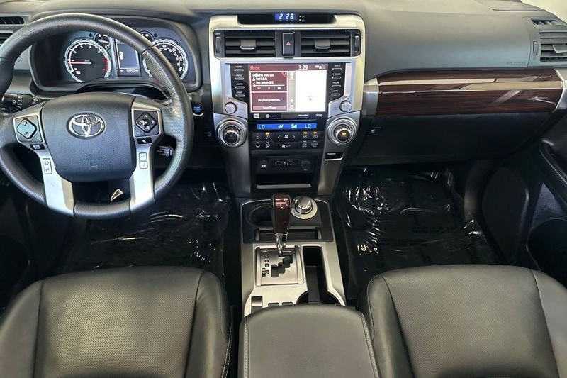 Toyota 4Runner Vehicle Full-screen Gallery Image 13