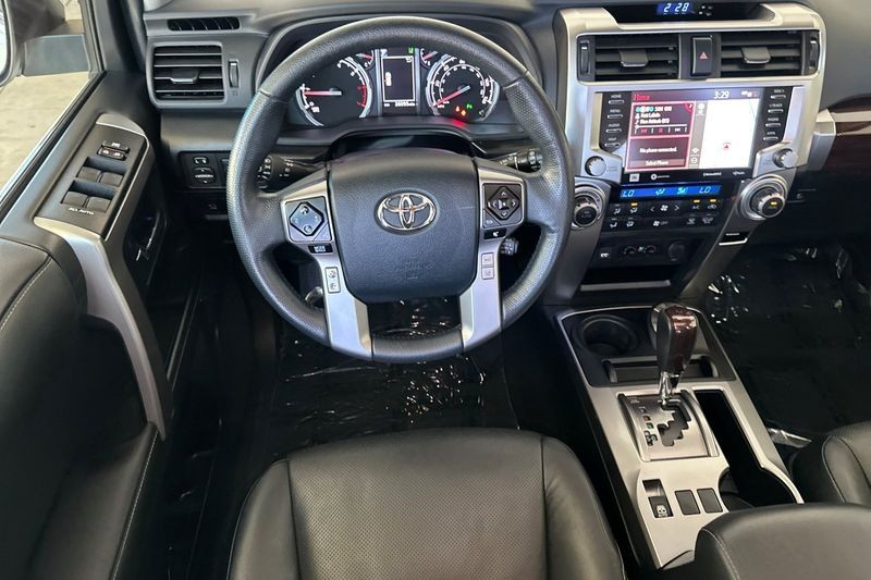 Toyota 4Runner Vehicle Full-screen Gallery Image 14