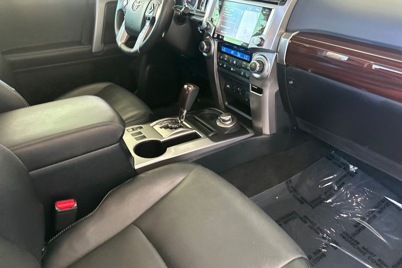 Toyota 4Runner Vehicle Full-screen Gallery Image 16