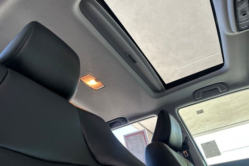 Toyota 4Runner Vehicle Full-screen Gallery Image 17