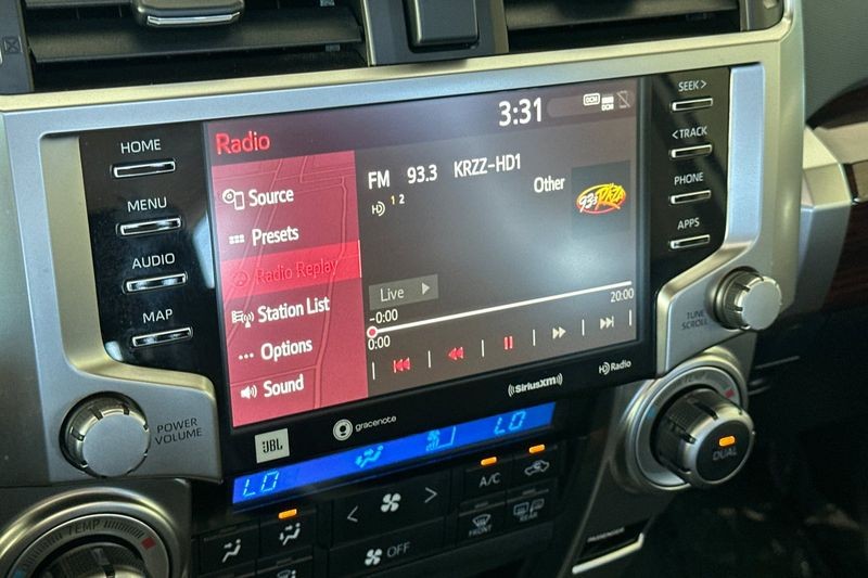 Toyota 4Runner Vehicle Full-screen Gallery Image 18