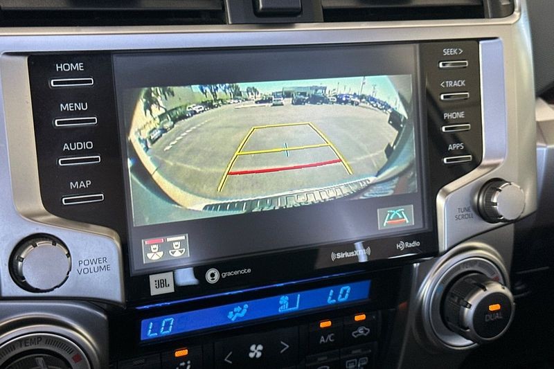 Toyota 4Runner Vehicle Full-screen Gallery Image 19