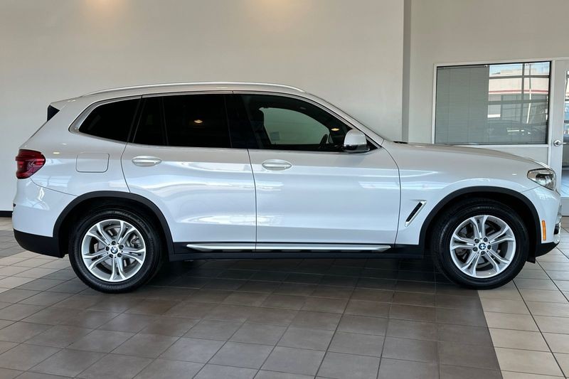 BMW X3 Vehicle Full-screen Gallery Image 03