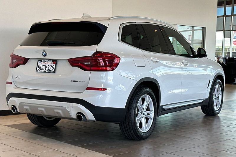BMW X3 Vehicle Full-screen Gallery Image 04