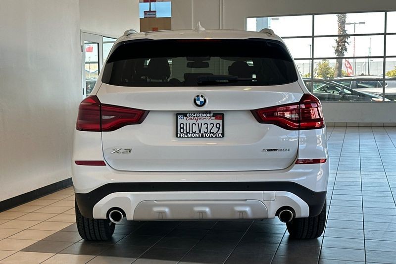 BMW X3 Vehicle Full-screen Gallery Image 05