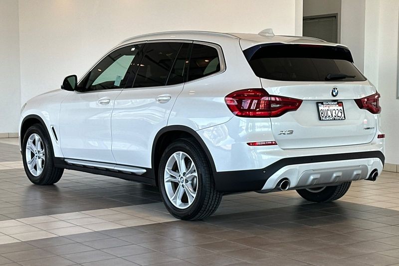 BMW X3 Vehicle Full-screen Gallery Image 06