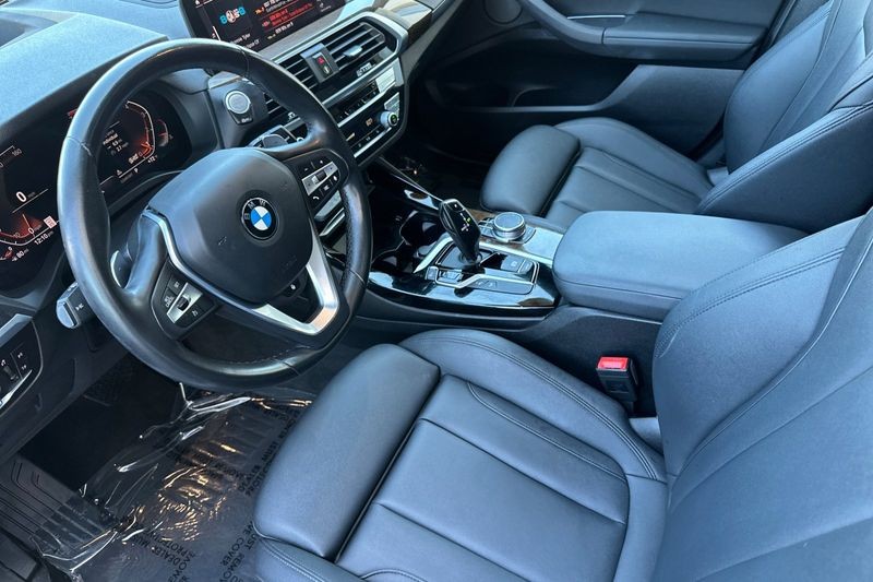 BMW X3 Vehicle Full-screen Gallery Image 10