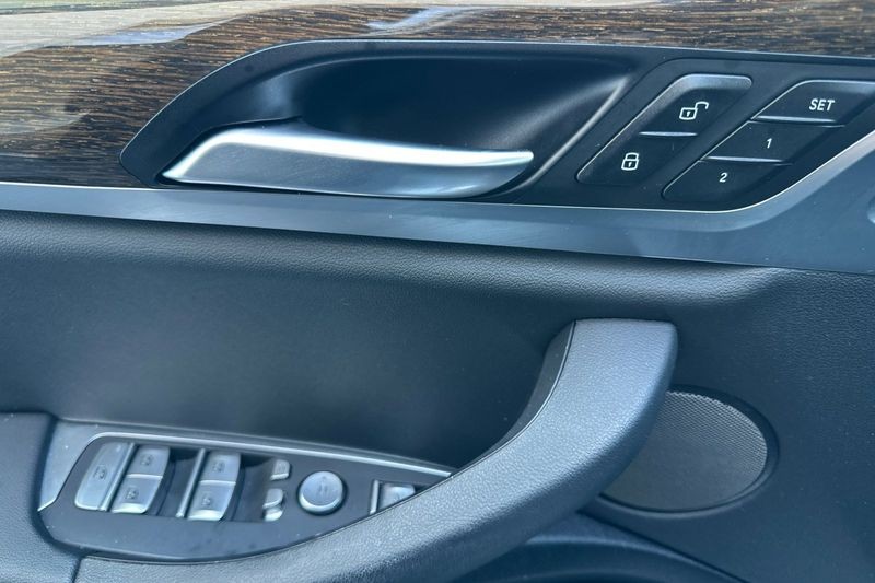 BMW X3 Vehicle Full-screen Gallery Image 11