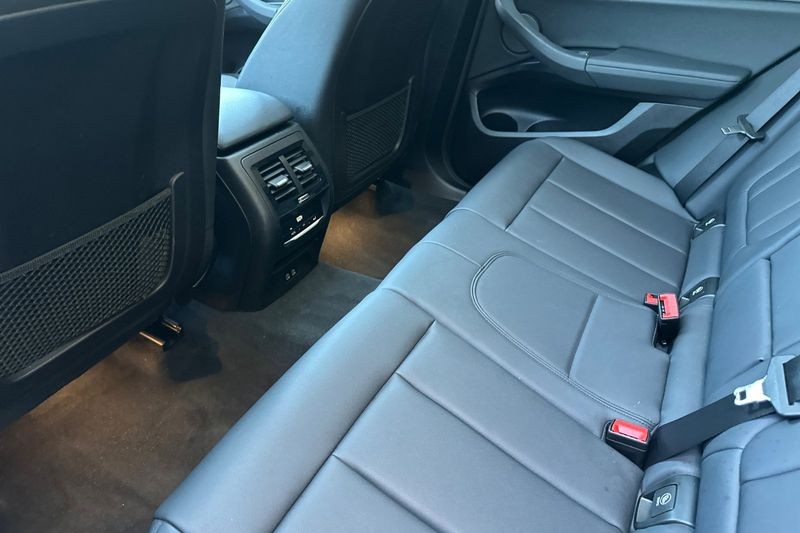 BMW X3 Vehicle Full-screen Gallery Image 12