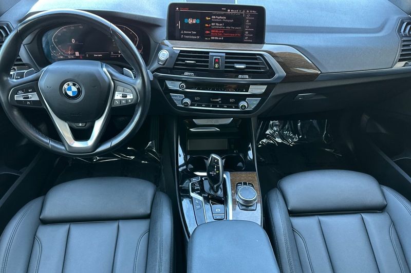 BMW X3 Vehicle Full-screen Gallery Image 13