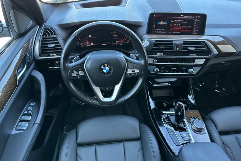 BMW X3 Vehicle Full-screen Gallery Image 14