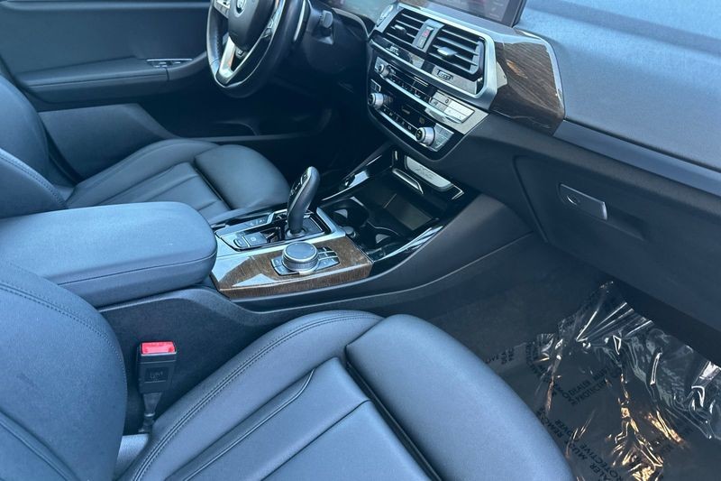 BMW X3 Vehicle Full-screen Gallery Image 16