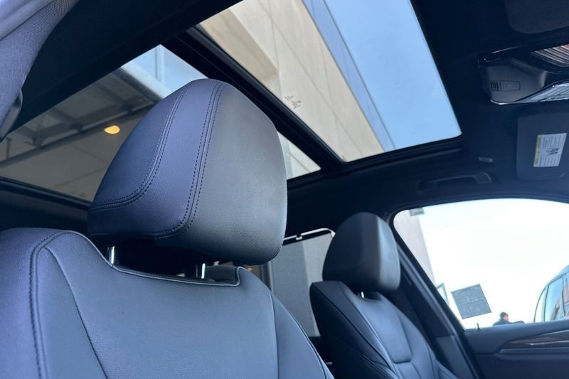 BMW X3 Vehicle Full-screen Gallery Image 17
