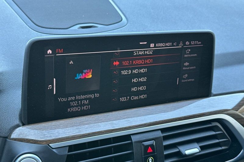 BMW X3 Vehicle Full-screen Gallery Image 18