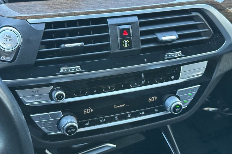 BMW X3 Vehicle Full-screen Gallery Image 20
