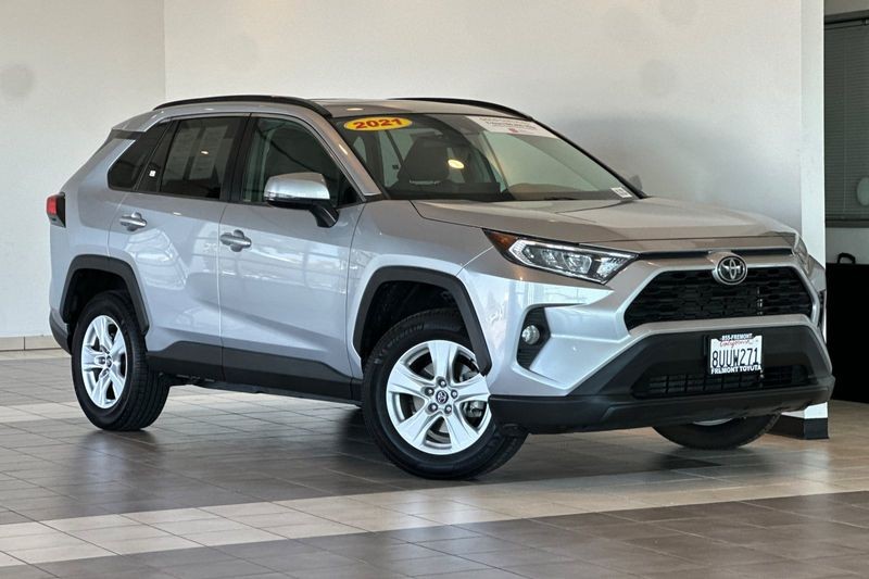 Toyota RAV4 Vehicle Full-screen Gallery Image 02