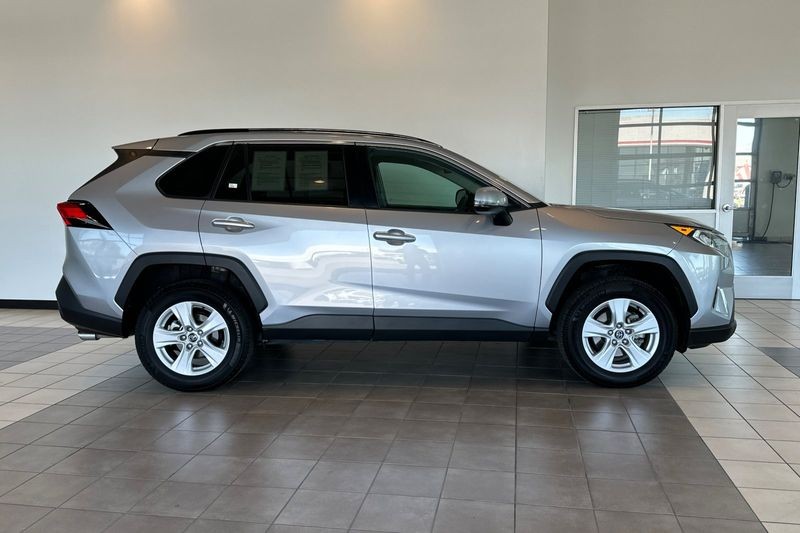 Toyota RAV4 Vehicle Full-screen Gallery Image 03